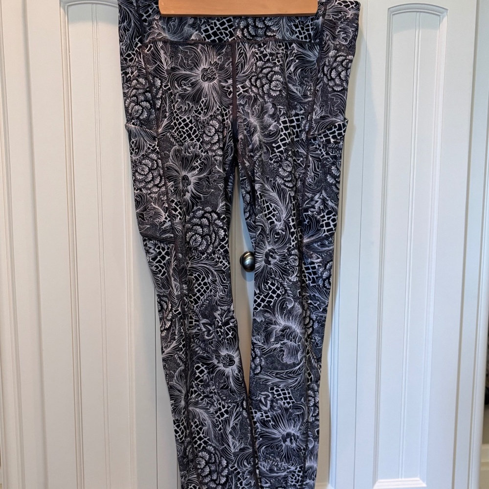 women's Lululemon begins size 8 black white
